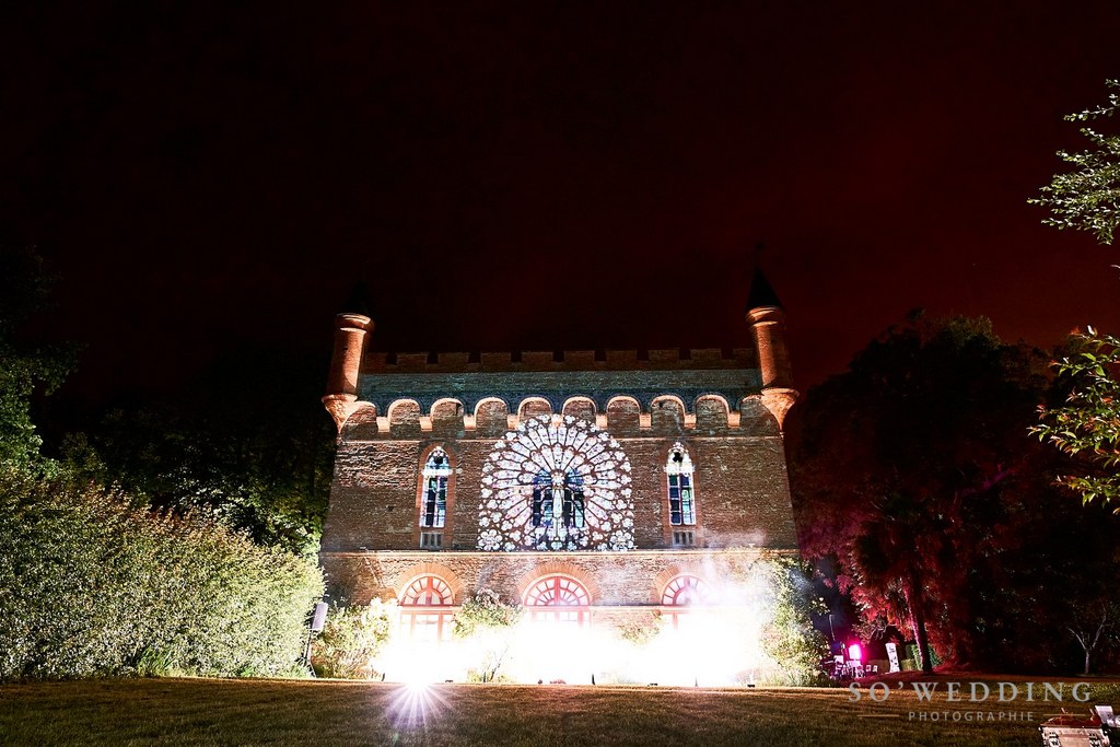 Illumination de la façade d'un château
